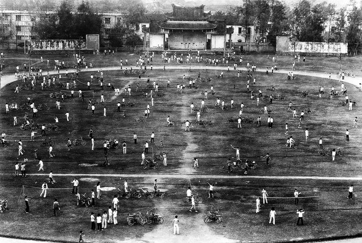 1982: Locals play badminton as morning exercise in Jieyang City, Guangdong Province.  by An Ge Fu Haifeng, born in 1983 in the city, won gold medals in men’s doubles at the Rio and London Olympics. Badminton is so popular in China that players could number as many as 200 million, according to incomplete statistics.