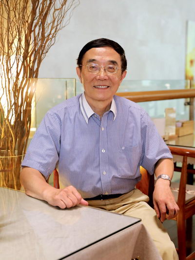 Since his retirement, Shao Yudong has been devoted to researching the theories and practice of Pudong’s development and opening up.  by Qiao Zhenqi