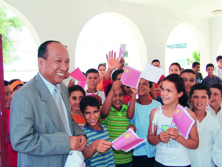 Cheng Tao with local children in Morocco. The Moroccan children show great affection for China. courtesy of Cheng Tao