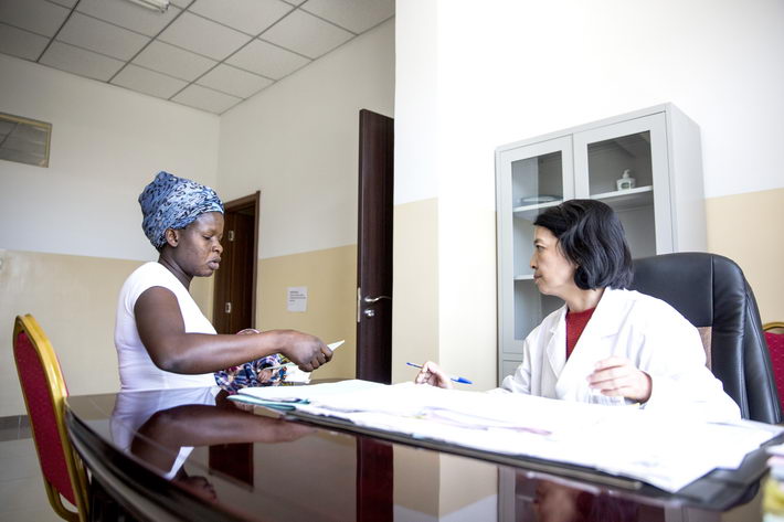 Chinese doctor Li Hailian, director of the Department of Gynecology and Obstetrics at the China-Zambia Friendship Hospital, gave Sari Ma, a 30-year-old Zambian mother, a follow-up checkup six weeks after delivery.