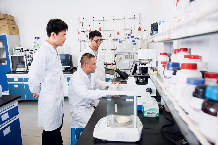 In a laboratory of Usunbio, a biomedical company based in Jiangyin, researchers discuss experimental data.  by Qin Bin