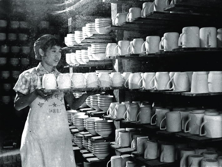 In the 1970s, a worker arranged finished products in a porcelain factory in Jiangyin. courtesy of the publicity department of the Party committee of Jiangyin