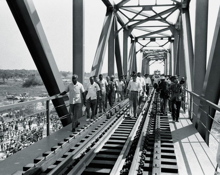 September 18, 1974: Then-Zambian President Kenneth Kaunda and other officials inspect the Chambishi River Bridge of the Tanzania-Zambia Railway. The 1,860-kilometer-long Tanzania-Zambia Railway was one of the major projects aided by China in Africa during the 1970s.  Xinhua