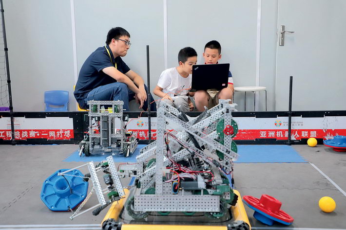 August 26, 2018: Two kids write code to make their robots move, in Hangzhou. Lego’s high-speed growth in China in recent years can be largely attributed to its non-traditional businesses such as Lego Education. IC