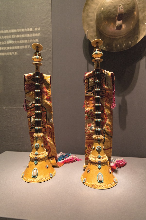 A pair of sandalwood suonas (Chinese woodwind instrument) decorated with gold and jewelry, Qing Dynasty, 58cm tall, caliber diameter of 15cm, held by the Potala Palace Treasure House.