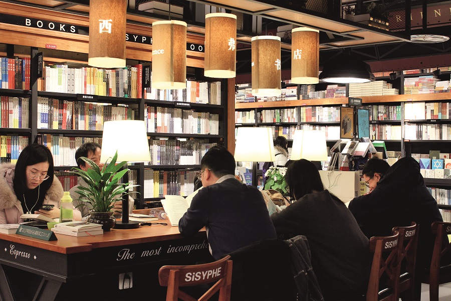 Beijing’s 8th SiSPHE bookstore opened at Xizhimen Capitaland Mall in February 2017. Built with red bricks set off with black metal lines and wood radiating natural gentle color, the design enables readers to relax in its cultural ambiance. VCG