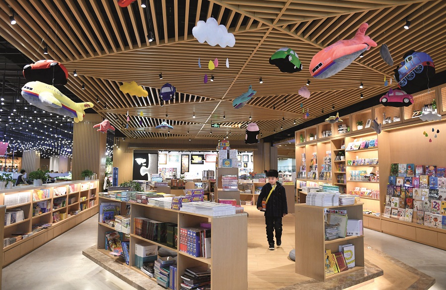 Dubbed the “most beautiful bookstore” in Hangzhou, Zhejiang Province, Zhongshuge Bookstore in Xingguang International Plaza focuses on humanities and science as well as kids’ books. VCG