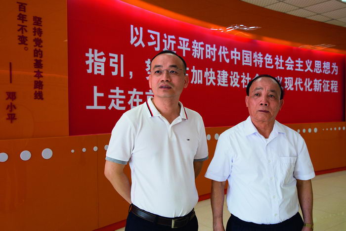 Zhang Weiji (right), former Party branch secretary of Nanling Village, and Zhang Yubiao, secretary of the Party Committee of Nanling Village Community.  by Chen Jian