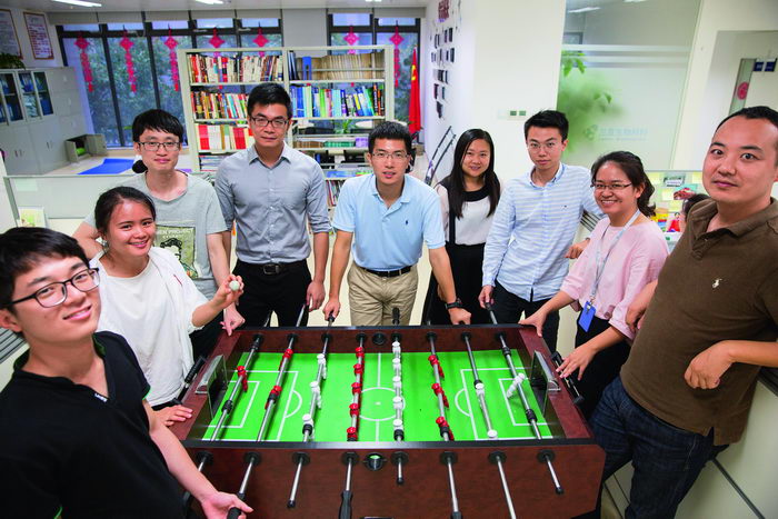 She Zhending (middle) and his colleagues. Lando is a very young team with an average age that is barely over 20, a trend seen in many startup companies in Shenzhen.  by Chen Jian