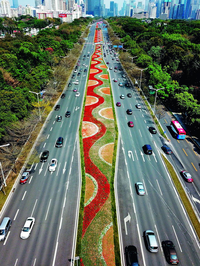 A bird’s-eye view of Shennan Road in Shenzhen. Over the past 40 years, Shennan Road has witnessed the tremendous changes taking place in the city.