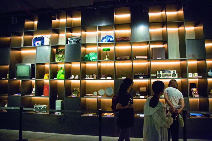 At the Shekou Museum of Reform and Opening, visitors are attracted by recorders and television sets produced in Shekou during the 1990s.  by Wang Lei